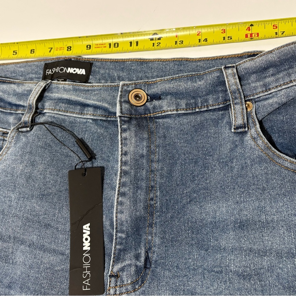Fashion Nova NWT Plus Sz 14 Women’s Straight Leg Stretch Jeans Medium Wash - Picture 3 of 10
